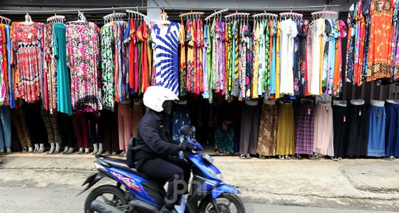 Pedagang Akui Penjualan Baju Lebaran Menurun - JPNN.com