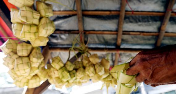 Permintaan Menurun, Pedagang Kulit Ketupat Keluhkan Omset - JPNN.com