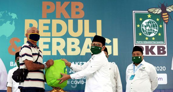 PKB Serahkan Bantuan Peduli Covid-19 - JPNN.com