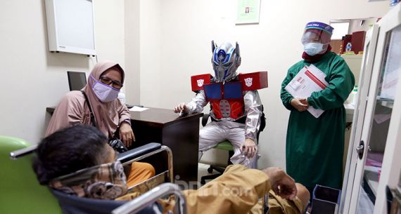 Dokter Gunakan APD Berkostum Transformers - JPNN.com