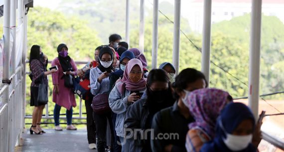 Antrean Penumpang di Stasiun Lenteng Agung Mengular - JPNN.com