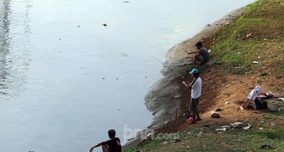 Fase Transisi, Warga Nikmati dengan Aktivitas Memancing - JPNN.com