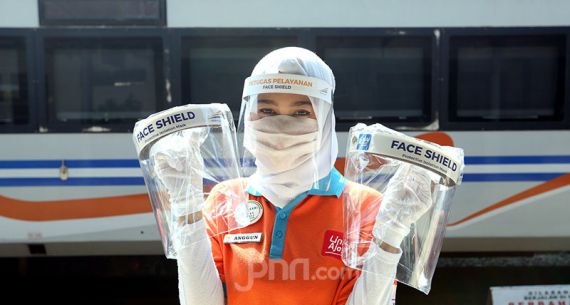 Kembali Beroperasi, PT KAI Sediakan Face Shield - JPNN.com