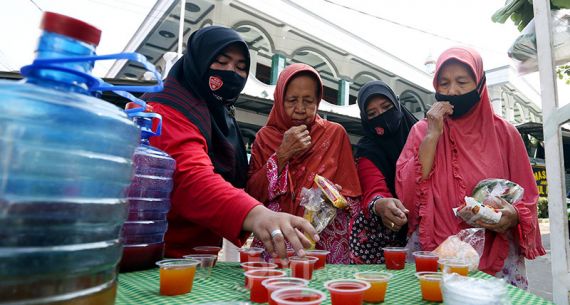 Warga Bagikan Jamu Gratis demi Kesehatan dan Daya Tahan Tubuh - JPNN.com