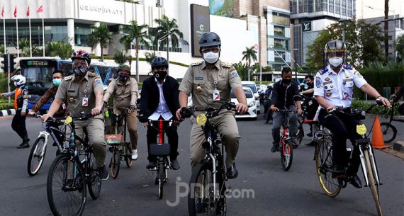 Gubernur DKI Jakarta dan Wagub Bersepeda Bersama - JPNN.com