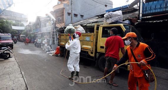 Pasar Karang Anyar Disemprot Disinfektan - JPNN.com