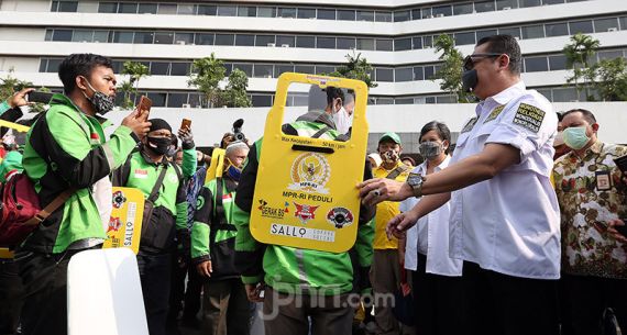 Ketua MPR Bagikan Bantuan Partisi kepada Pengemudi Ojol - JPNN.com