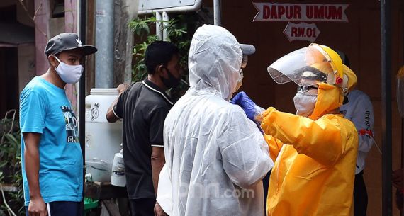 Pasar Cikini dan Pemukiman Warga Disemprot Disinfektan - JPNN.com