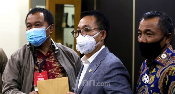 Maki Serahkan Foto Surat Jalan Joko Tjandra Kepada Komisi III DPR - JPNN.com