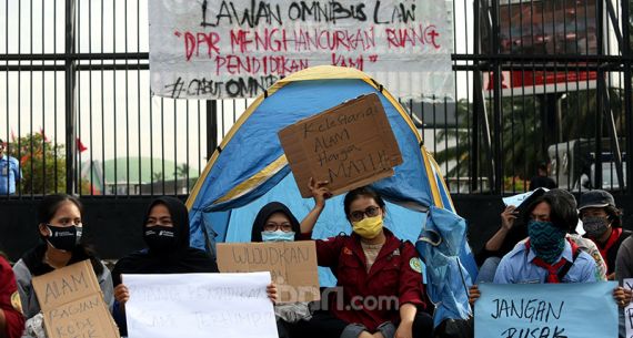 Mahasiswa Pencinta Alam Geruduk Gedung DPR - JPNN.com