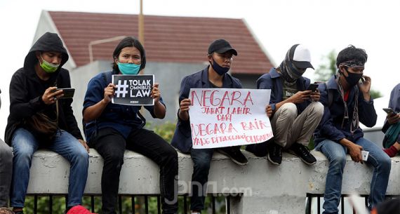 Buruh dan Ormas Serbu Gedung DPR RI - JPNN.com