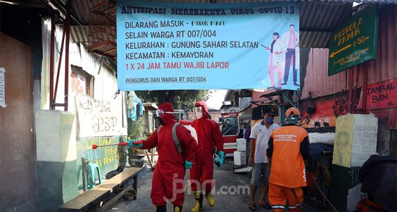 Kawasan Gunung Sahari Disemprot Disinfektan - JPNN.com