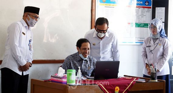 Nadiem Makarim Kunjungi SDN Polisi 1 Bogor - JPNN.com