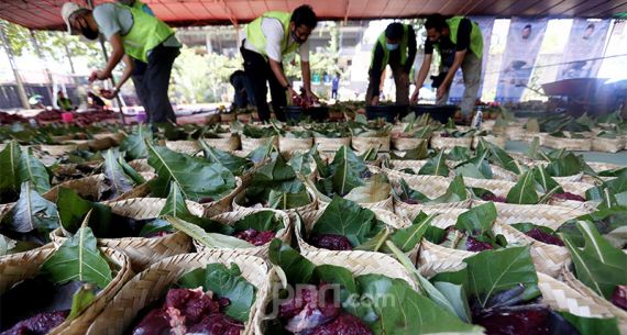 Unik, 1600 Daging Kurban Dibagikan dengan Besek - JPNN.com