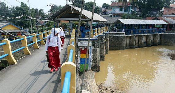 Debit Air Sungai Ciliwung Menurun Drastis - JPNN.com