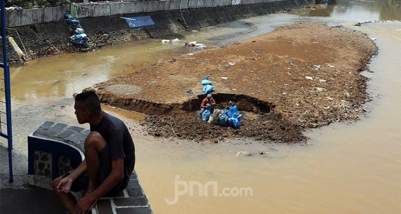 Sungai Ciliwung Surut, Penambang Berburu Pasir - JPNN.com