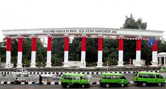 Bendera Merah Putih Hiasi Pilar Ikon Kota Bogor - JPNN.com