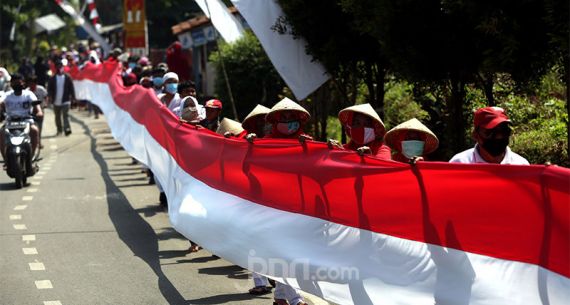 Warga Ramai-ramai Arak Bendera Merah Putih 200 Meter - JPNN.com