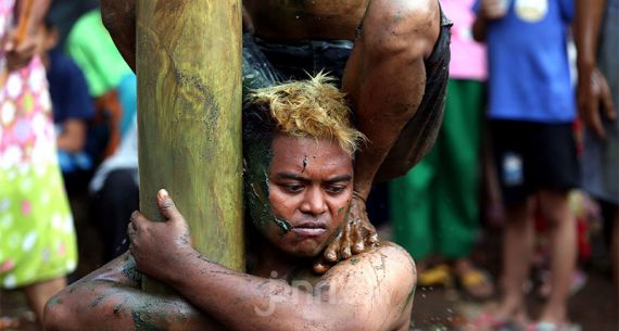 Warga Antusias Ikuti Lomba Panjat Pinang - JPNN.com