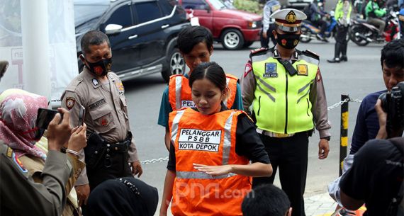 Razia PSBB Jaring Sejumlah Warga Yang Tak Patuh - JPNN.com