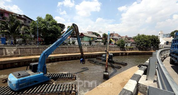 Gerebek Lumpur Mulai Keruk Sungai-sungai di DKI - JPNN.com