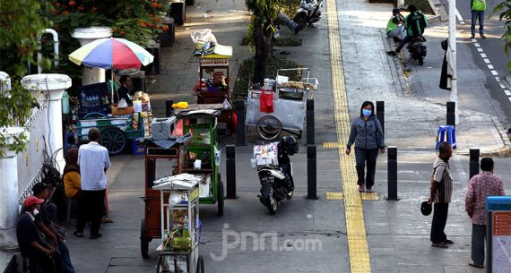 Lihat, Trotoar Sudah Bagus Malah Ditempati PKL - JPNN.com