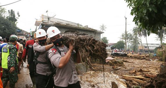 Banjir Hancurkan Perkampungan di Cicurug Sukabumi - JPNN.com