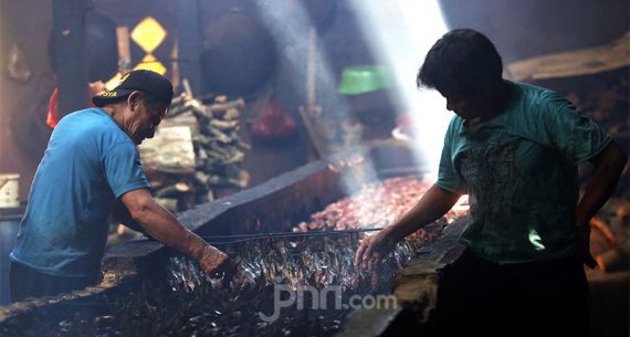 Ikan Lele Asap Gunung Sindur Tembus Pasar Mancanegara - JPNN.com