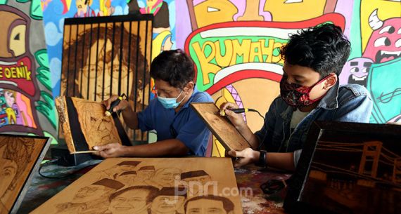 Seni Lukis Bakar dari Limbah Kayu dan Kulit - JPNN.com