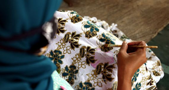 Hari Batik Nasional, Perajin di Cibuluh Berusaha Bertahan di Masa Pandemi - JPNN.com