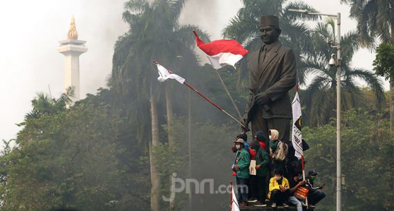 Demo Panas Penolak Omnibus Law Cipta Kerja di Sekitar Monas - JPNN.com