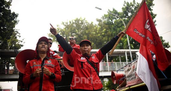 Demo KSPI di Depan Istana demi Tolak Omnibus Law Cipta Kerja - JPNN.com