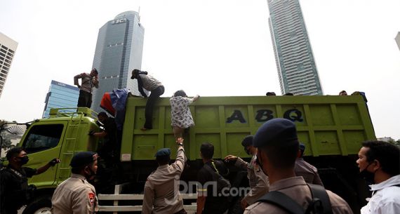 Ada Truk Angkut Puluhan Pelajar ke Lokasi Demo Tolak Omnibus Law Cipta Kerja - JPNN.com