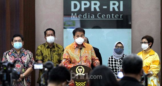 Jumpa Pers Pimpinan DPR soal Polemik Omnibus Law Cipta Kerja - JPNN.com