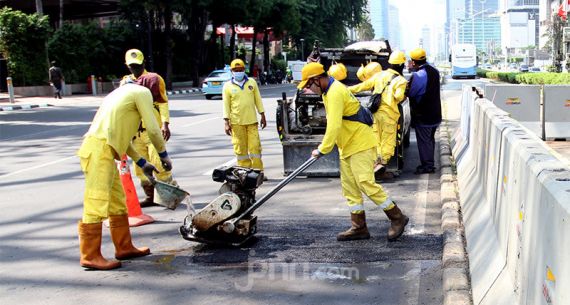 Perbaikan Aspal Pascakerusuhan Demo Penolak Cipta Kerja - JPNN.com