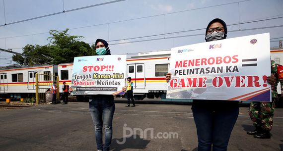 Awas! Jangan Menerobos Pelintasan Kereta Api - JPNN.com