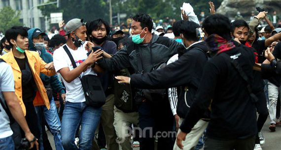 Ada Copet Nekat Beraksi di Antara Massa Penolak Cipta Kerja - JPNN.com