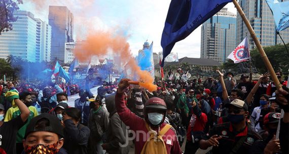 Buruh Gelar Aksi Tolak Undang-Undang Cipta Kerja - JPNN.com