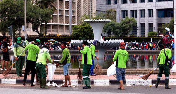 Bersihkan Sampah Sisa Aksi Demo Penolak Cipta Kerja - JPNN.com