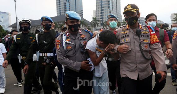 Tampang Copet di Aksi Tolak UU Cipta Kerja - JPNN.com