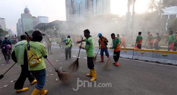 Bersihkan Sisa-sisa Aksi Demo Tolak Omnibus Law - JPNN.com