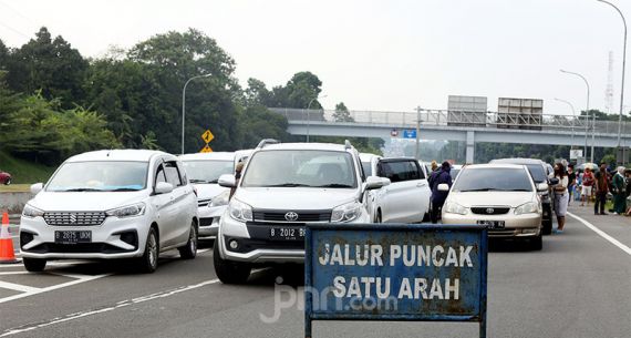 Jalur Menuju Puncak Bogor Dipadati Kendaraan - JPNN.com