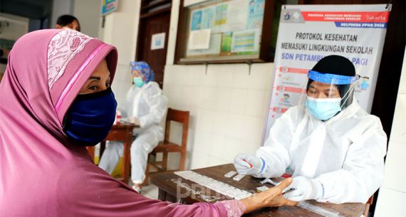 Bidokkes Polda Metro Jaya Gelar Rapid Test bagi Warga Petamburan - JPNN.com