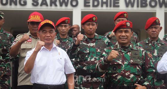 Menteri Muhadjir Pimpin Apel Siaga Tagana di Markas Kopassus - JPNN.com