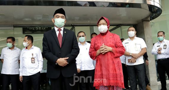 Bu Risma Berkebaya Merah di Sertijab Mensos - JPNN.com