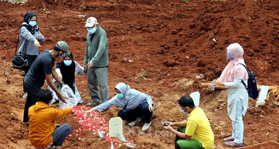 Ziarah Kubur di Makam Korban Covid-19 Tangsel - JPNN.com