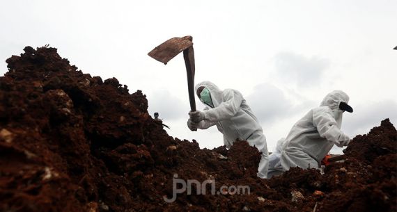 Suasana Kuburan saat Jumlah Kasus Covid-19 Hampir 1 Juta - JPNN.com