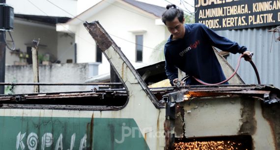 Peremajaan Kopaja Jadi Berkah bagi Pedagang Besi Tua - JPNN.com