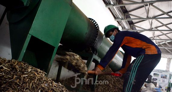 Pelet Kayu Jadi Bahan Bakar Alternatif Ramah Lingkungan - JPNN.com