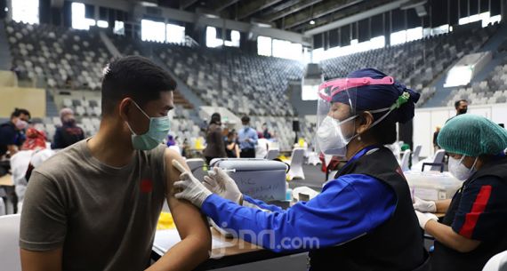 Vaksinasi Massal di Istora Senayan untuk Tenaga Kesehatan DKI - JPNN.com